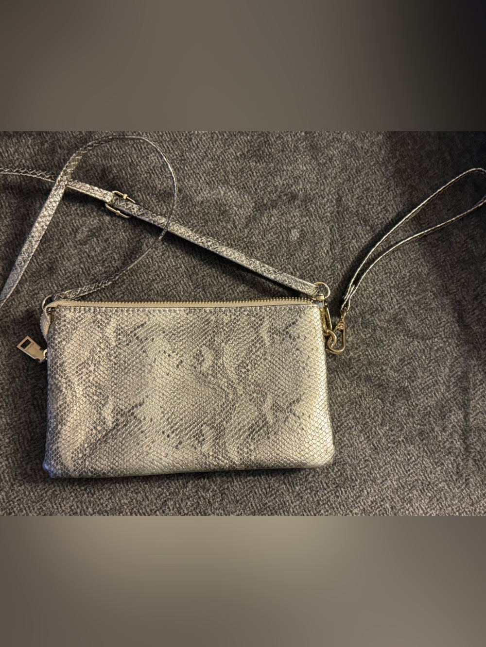 Jen & Co Silver Snake-Embossed Crossbody Wristlet Bag